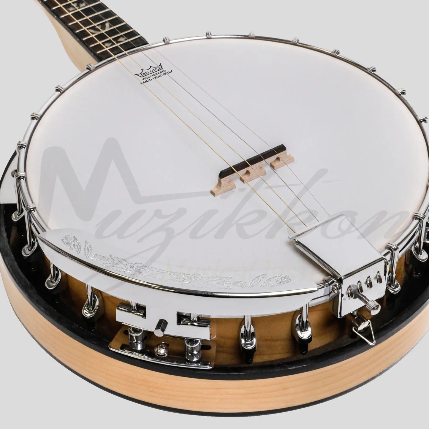 Heartland Deluxe Irish Tenor Banjo 17 Frets With 24 Bracket And Closed Solid Back Maple Finish